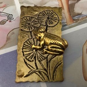 Frog in pond Lilly pad brooch pin pendant gold 3D new amazing